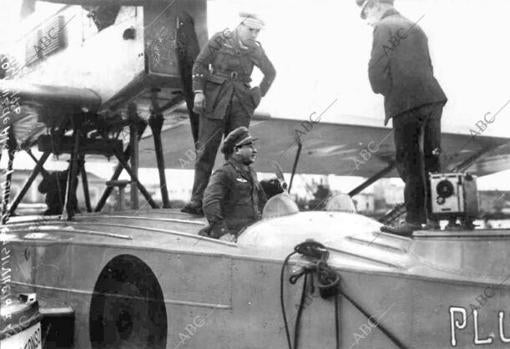 Las Palmas de Gran Canaria, 22/01/1926. Llegada del «Plus Ultra». Los aviadores Franco (centro), Ruiz de Aldo (izq.) y Durán (dcha.) al desembarcar del hidroavión